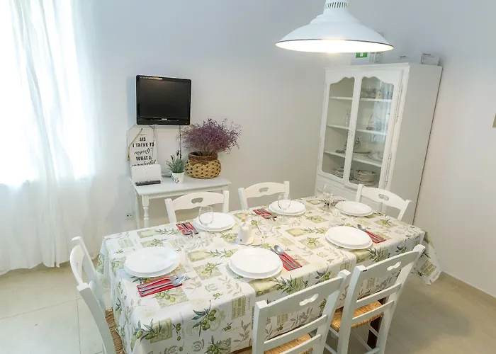 Klarisa Cozy Holiday Home With Private Garden