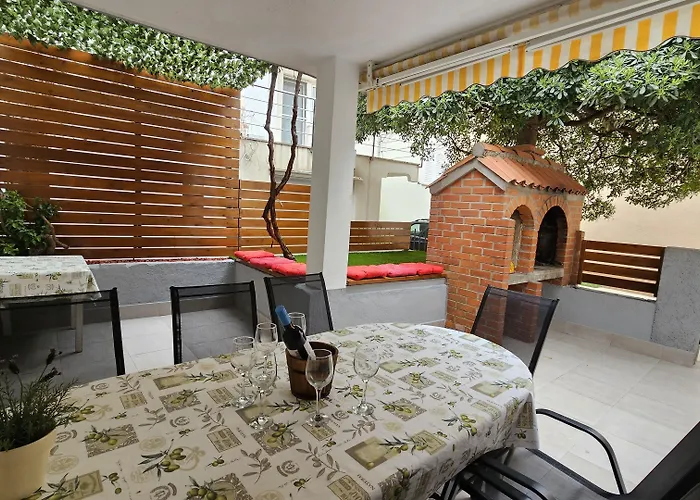 Klarisa Cozy Holiday Home With Private Garden