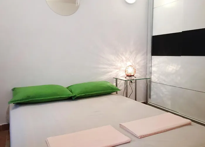 Spektar - Three-Bedroom House With Grill In City Center