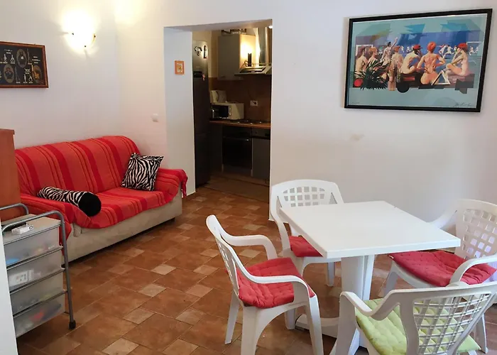 Spektar - Three-Bedroom House With Grill In City Center