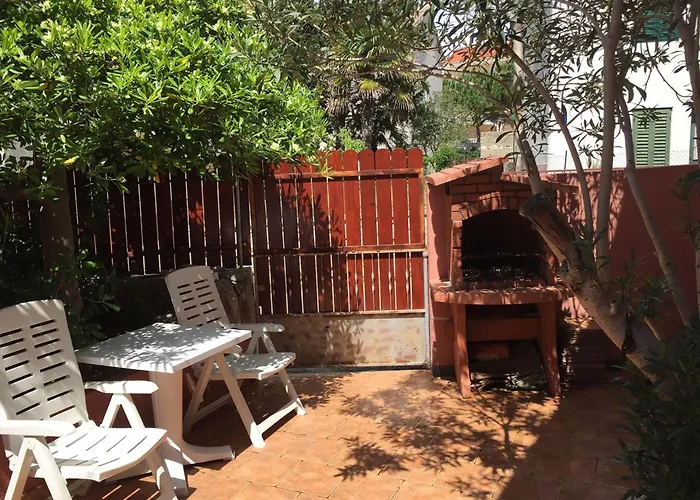 Spektar - Three-Bedroom House With Grill In City Center